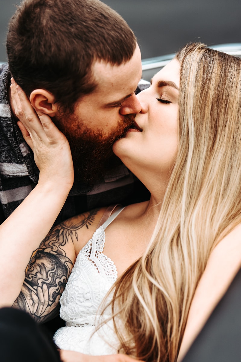 Seattle Couples Photography, man and woman kiss each other lovingly on the lips